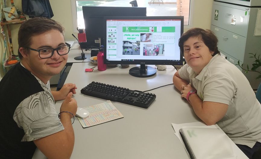 Adrián y Alicia nos enseñan la presentación de las 12 pautas éticas en un ordenador de sobremesa