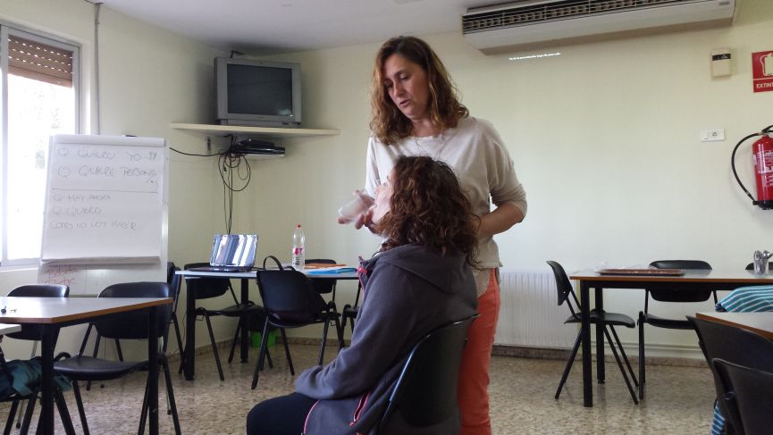 Ejercicio en el taller de deglución impartido en nuestra cooperativa en el que vemos como se da de beber agua a una persona.