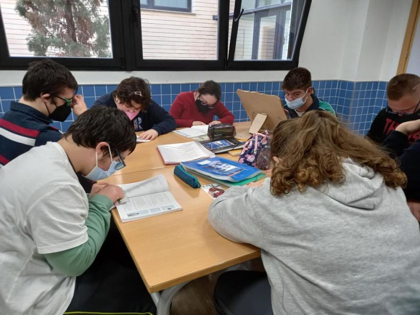 Alumnado leyendo en el Club de Lectura