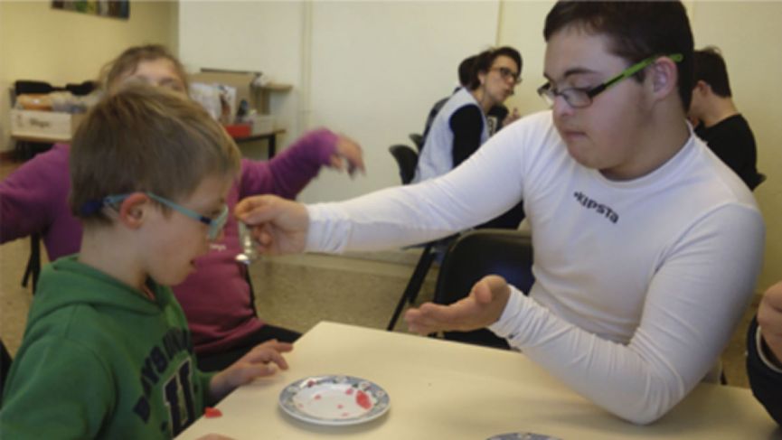 Dos alumnos del Centro de Educación Especial en el taller de Deglución