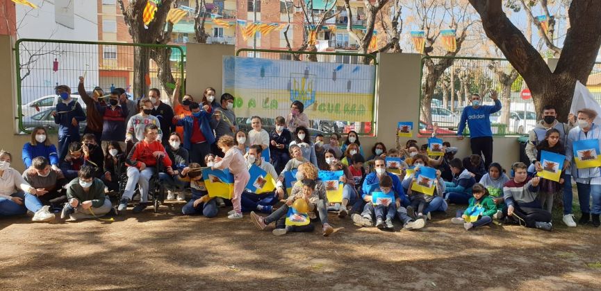 Alumnado del colegio con banderas ucranianas