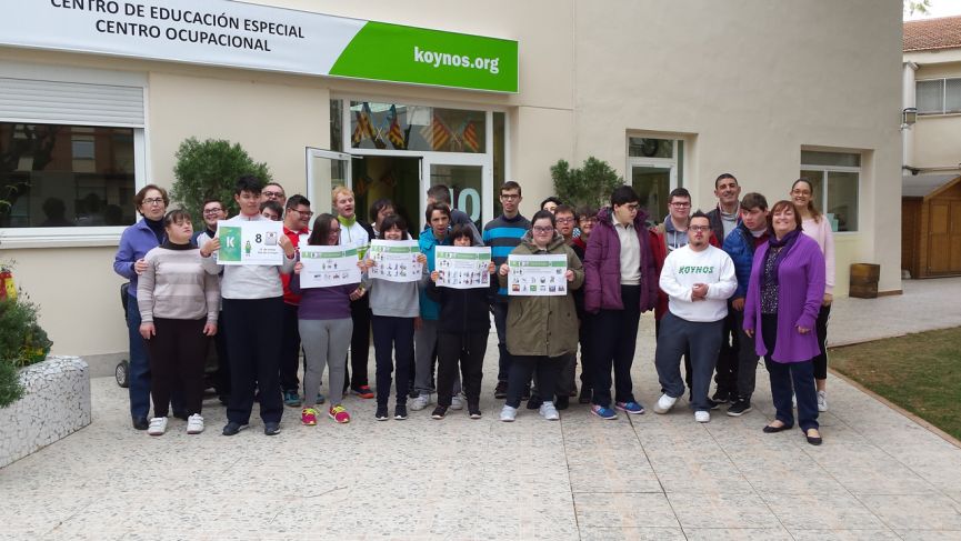 Alumnas de Transición a la Vida Adulta enseñan sus carteles sobre el Día de la Mujer