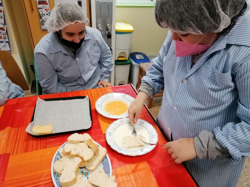 Alumnado preparando las torrijas