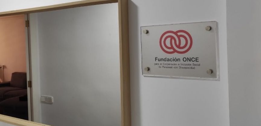 Cartel de la Fundación ONCE en la entrada de nuestro servicio de Vida Independiente