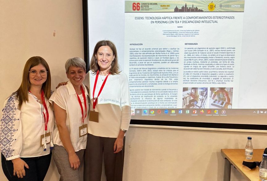 Mila Fuentes, Encarna Pozo y Cristina Santamarina presentan el póster del proyecto ESSENS