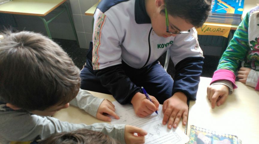 Un alumno del CEIP El Barranquet ayuda a un alumno del CEE Koynos
