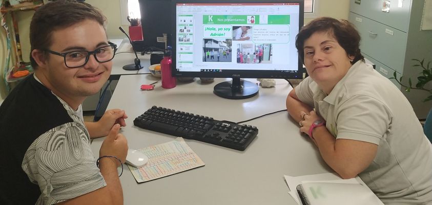 Adrián y Alicia nos enseñan la presentación de las 12 pautas éticas en un ordenador de sobremesa