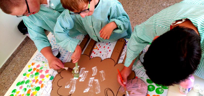 Alumnos preparando un decorado para el teatro