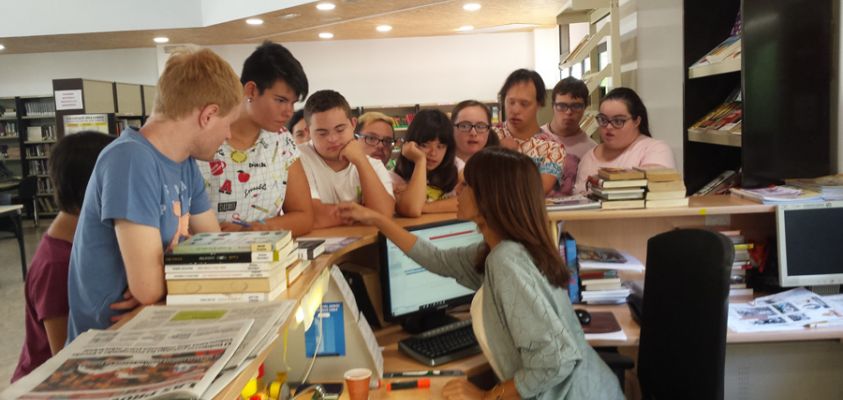 Alumnado de Transición a la Vida adulta obteniendo el carnet de la Biblioteca Municipal de Godella