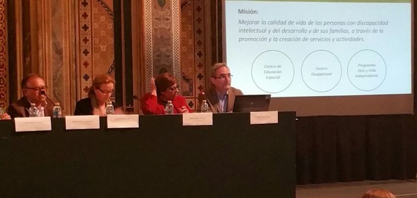 El director de nuestro Centro de Educación Especial, Vicente Ibáñez, en la mesa redonda en el Museo de Etnología de València.