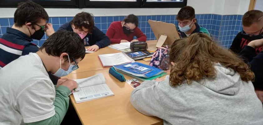 Alumnado leyendo en el Club de Lectura