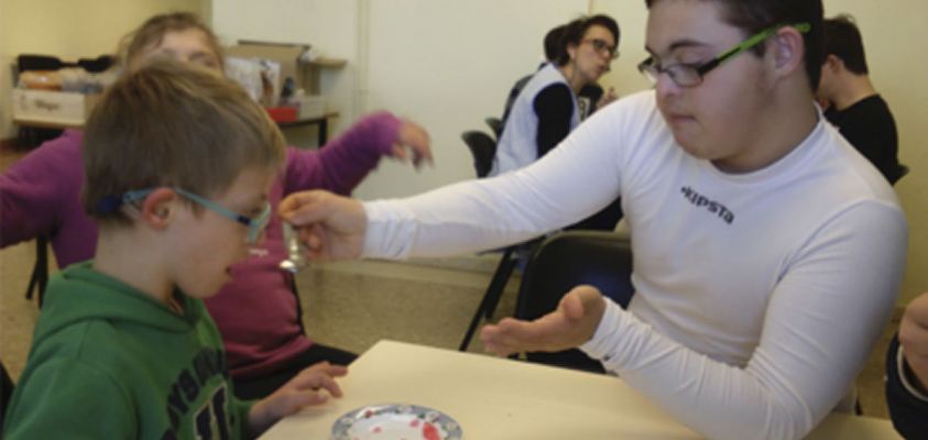 Dos alumnos del Centro de Educación Especial en el taller de Deglución