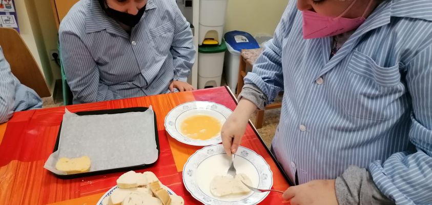 Alumnado preparando las torrijas