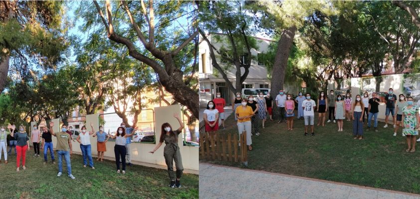 Profesionales manteniendo la distancia de seguridad y con mascarilla en el patio del centro.