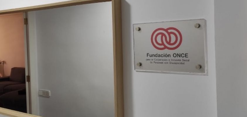 Cartel de la Fundación ONCE en la entrada de nuestro servicio de Vida Independiente