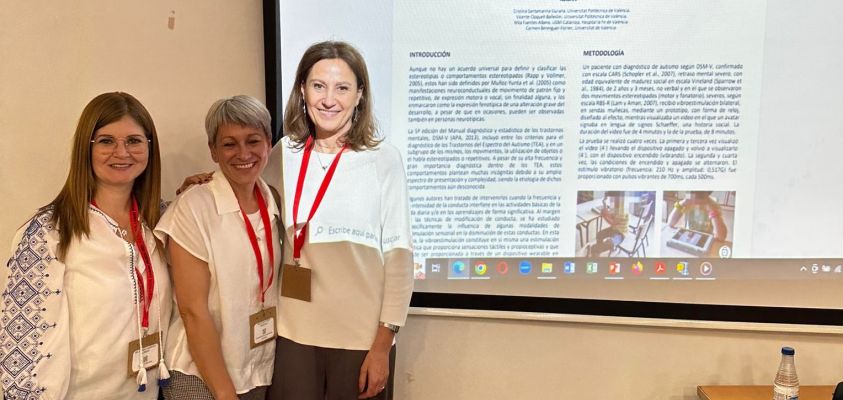 Mila Fuentes, Encarna Pozo y Cristina Santamarina presentan el póster del proyecto ESSENS