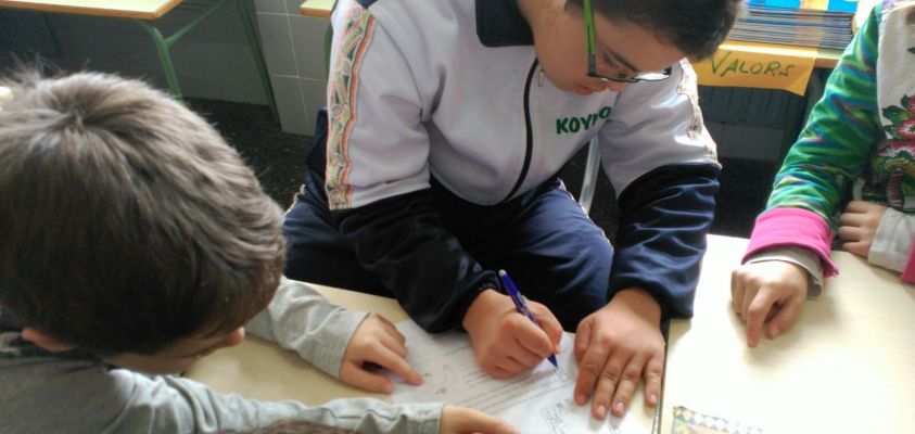 Un alumno del CEIP El Barranquet ayuda a un alumno del CEE Koynos