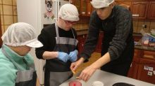 Usuarios del Centro Ocupacional cocinan en la vivienda